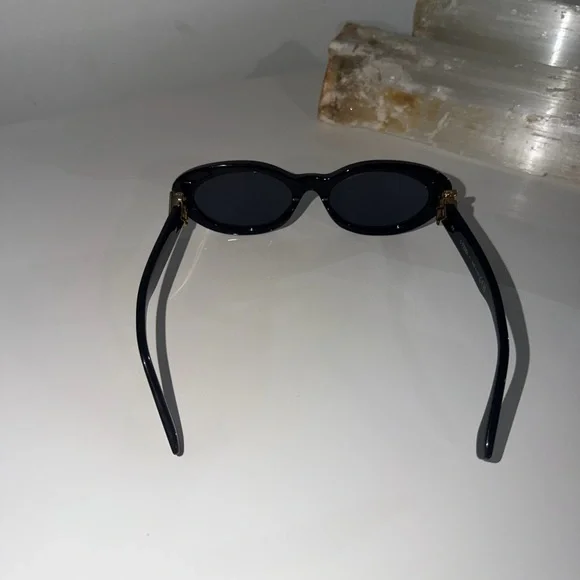 Fendi Black Sunglasses with Gold Details - Picture 5 of 7